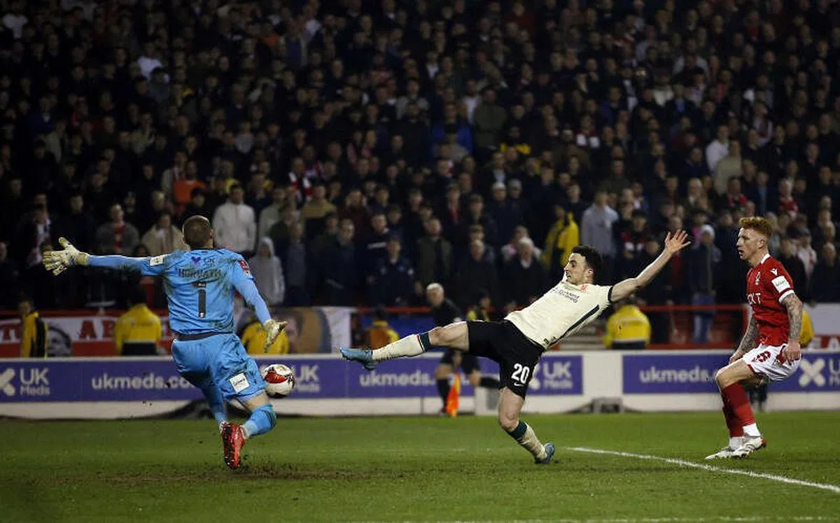 若塔（中）门前推射入网，助红军杀入四强。（路透社）