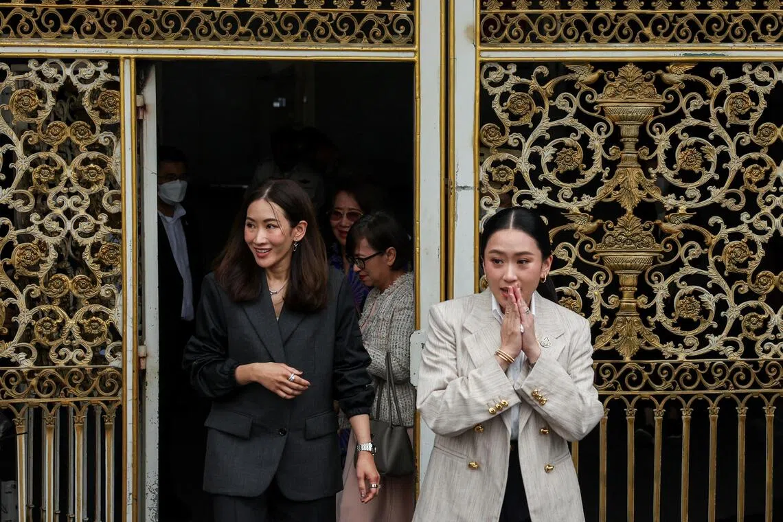 泰国前首相达信今年9月再次入狱后，他的子女经常会去曼谷中央监狱探视。他的幼女、泰国前首相佩通坦（右）9月15日随姐姐萍通塔（左）探监后离开。（路透社）