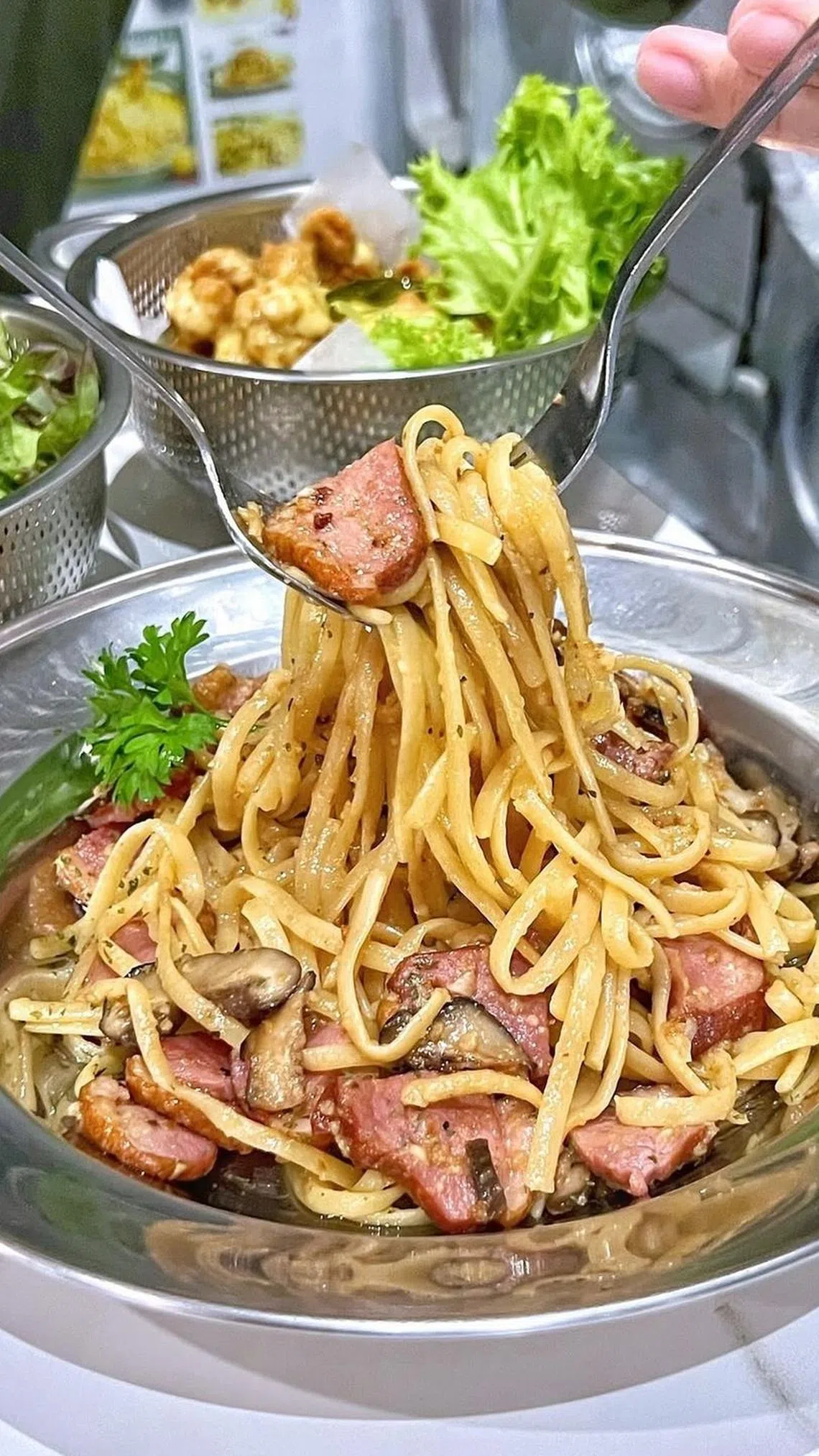 熏鸭奶油意大利面是招牌菜之一。（餐馆提供）