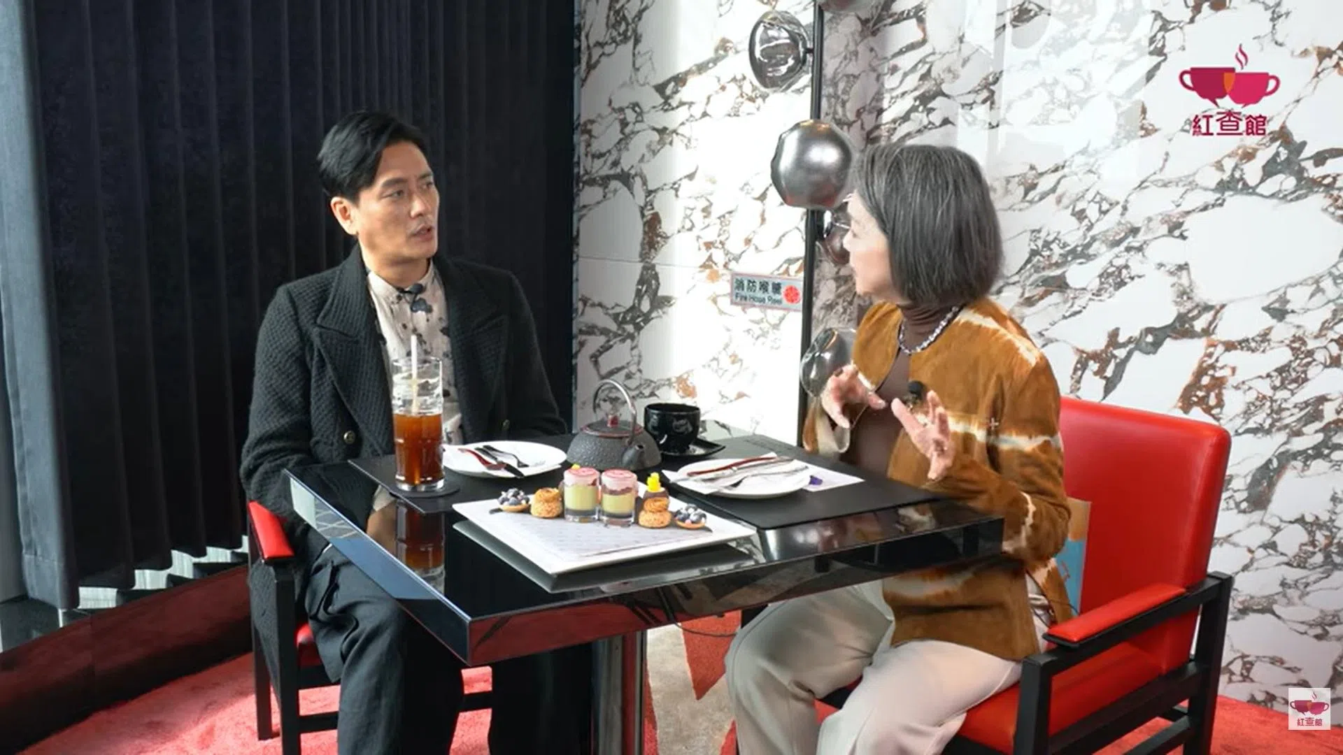 黄宗泽（左）上查小欣YouTube频道《红查馆》接受访问。（视频截图）