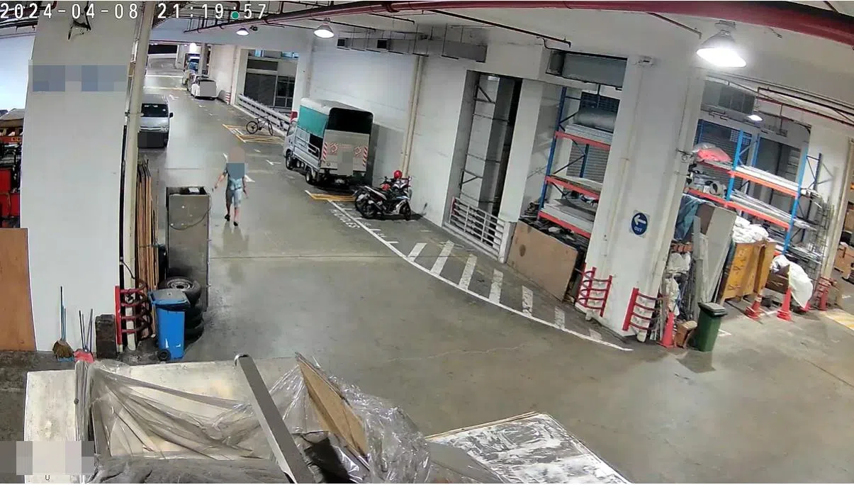 4月8日晚上约9时，隔邻男租户被指拿着铁锤四处敲打，试图威吓大楼工作人员。（受访者提供）