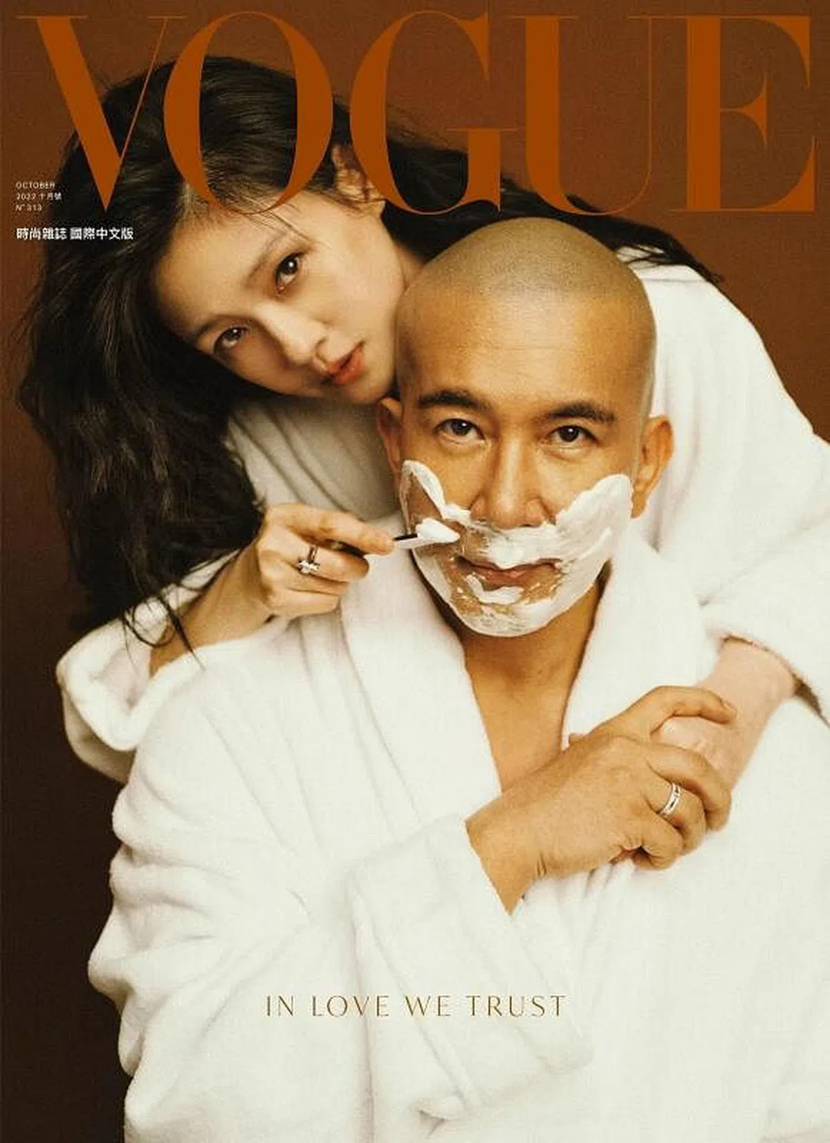 大S和老公具俊晔不断晒甜蜜，两人还为Vogue杂志拍了10月号的封面。（Vogue封面图）