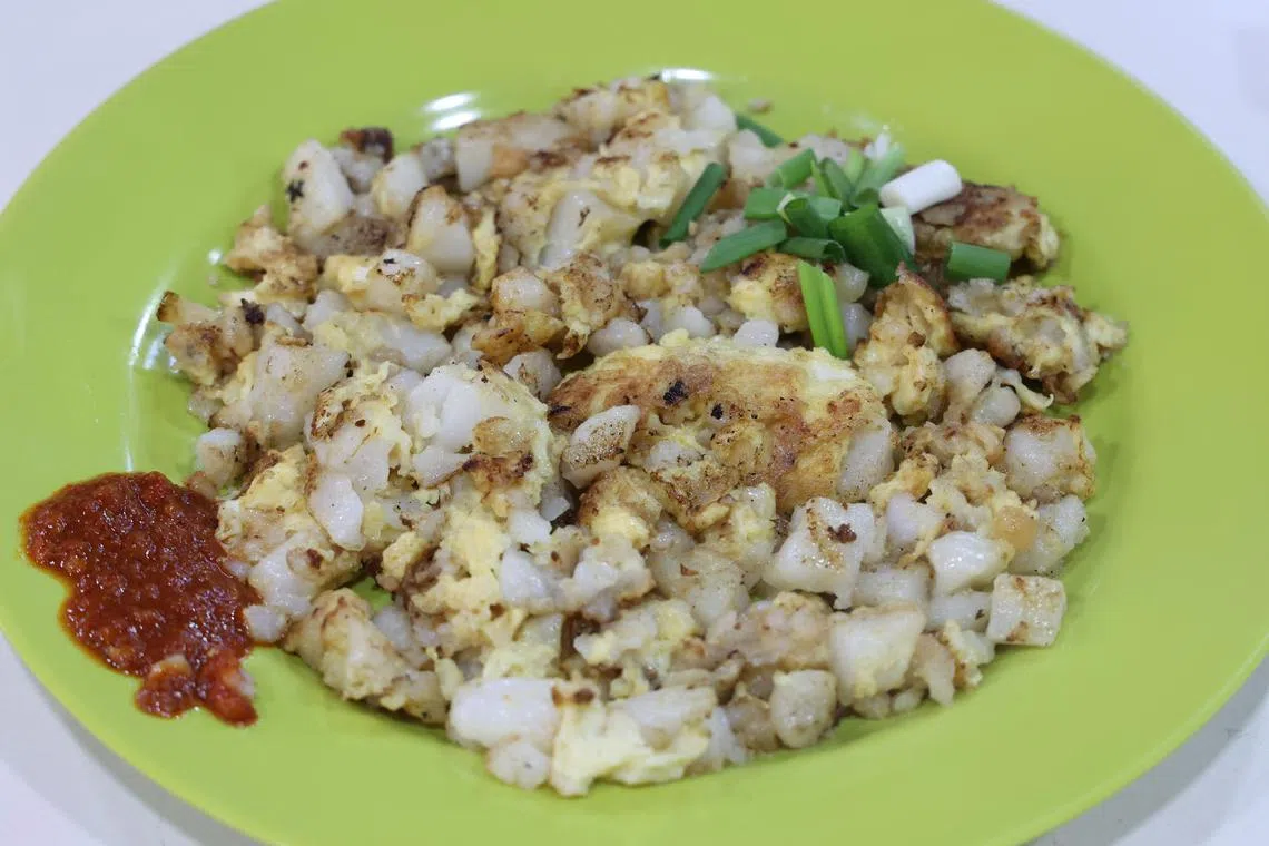 炒菜头粿，你喜欢黑的还是白的？忠忠熟食中心的这家“菜头粿”摊位，老板不做“黑白配”版本，食客只能二选一。（唐家鸿摄）