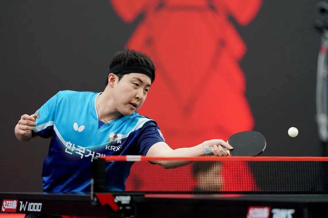 林钟勋打败自己的男双搭档安宰贤，晋级男单32强，将对垒法国选手高茨。（WTT提供）