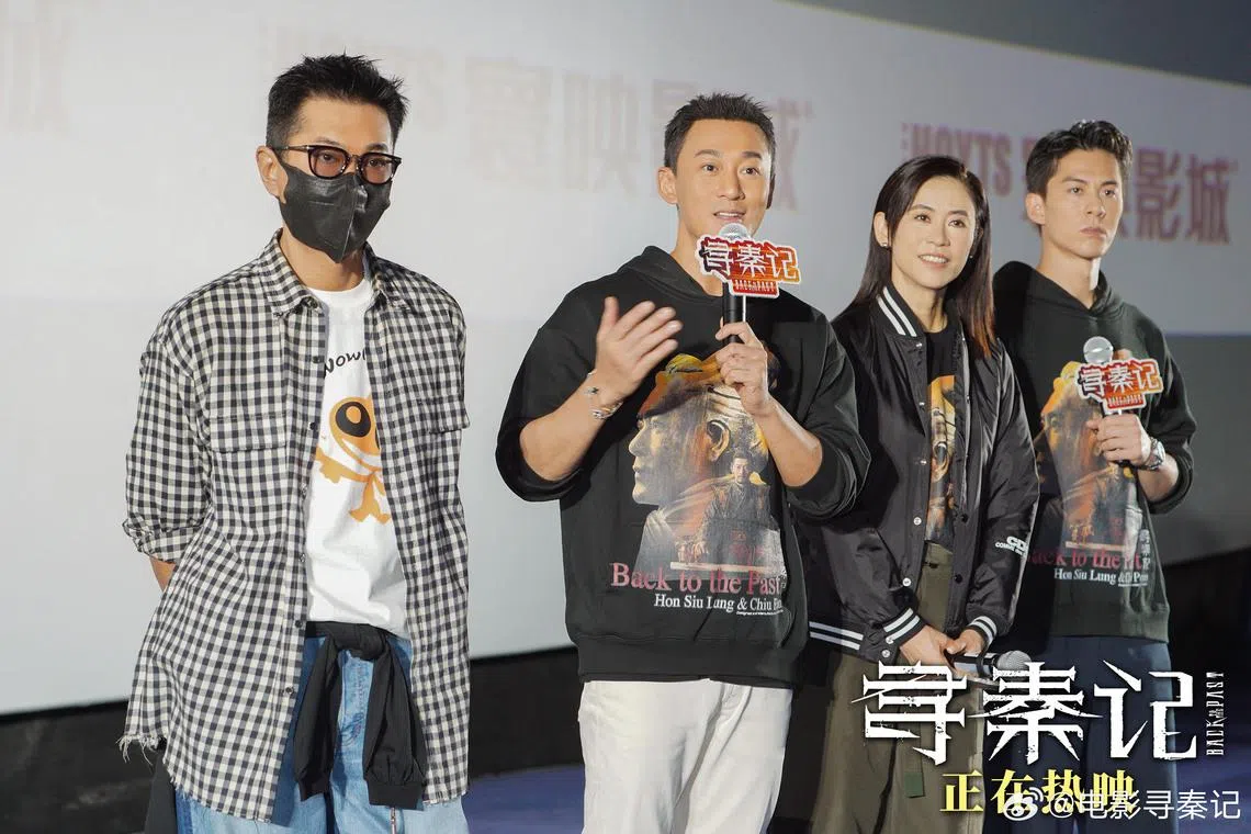 日前抱恙的古天乐（左起）戴口罩归队，与林峯、宣萱和朱鉴然跑宣传。（取自电影寻秦记官方微博）