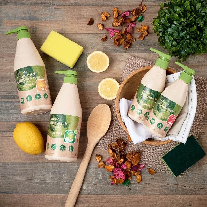 RedMart家庭清洁产品以植物基原料制成，自去年5月改用回收塑料制成的包装瓶。（图/Lazada提供）
