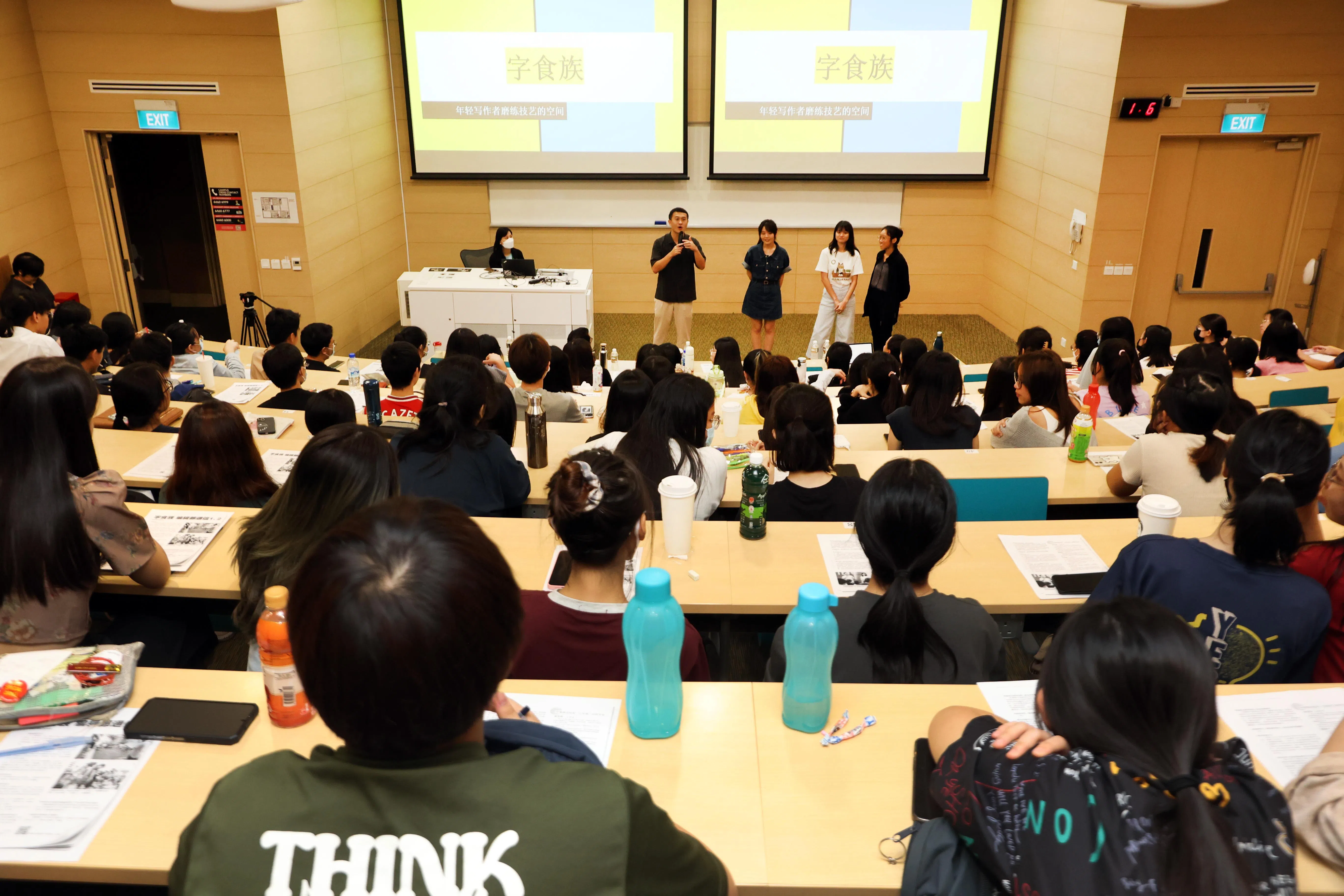 字食族团队来到义安理工学院，与中文系学生畅聊写作的意义。（邝启聪摄）