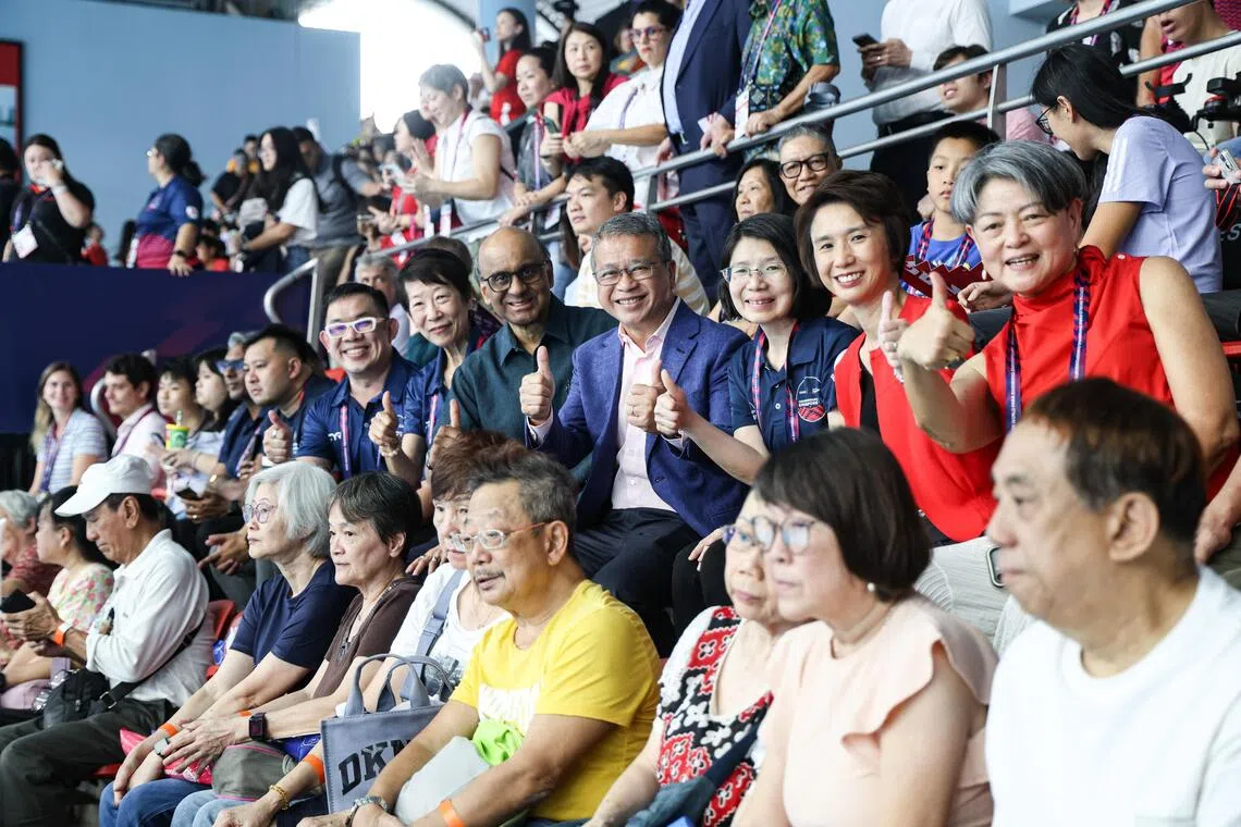 我国总统尚达曼（第二排右五），律政部长兼内政部第二部长唐振辉（同排右四），贸工部兼文化、社区及青年部高级政务部长刘燕玲（同排右二）等政要到场为我国游泳健儿加油打气。（关俊威摄）