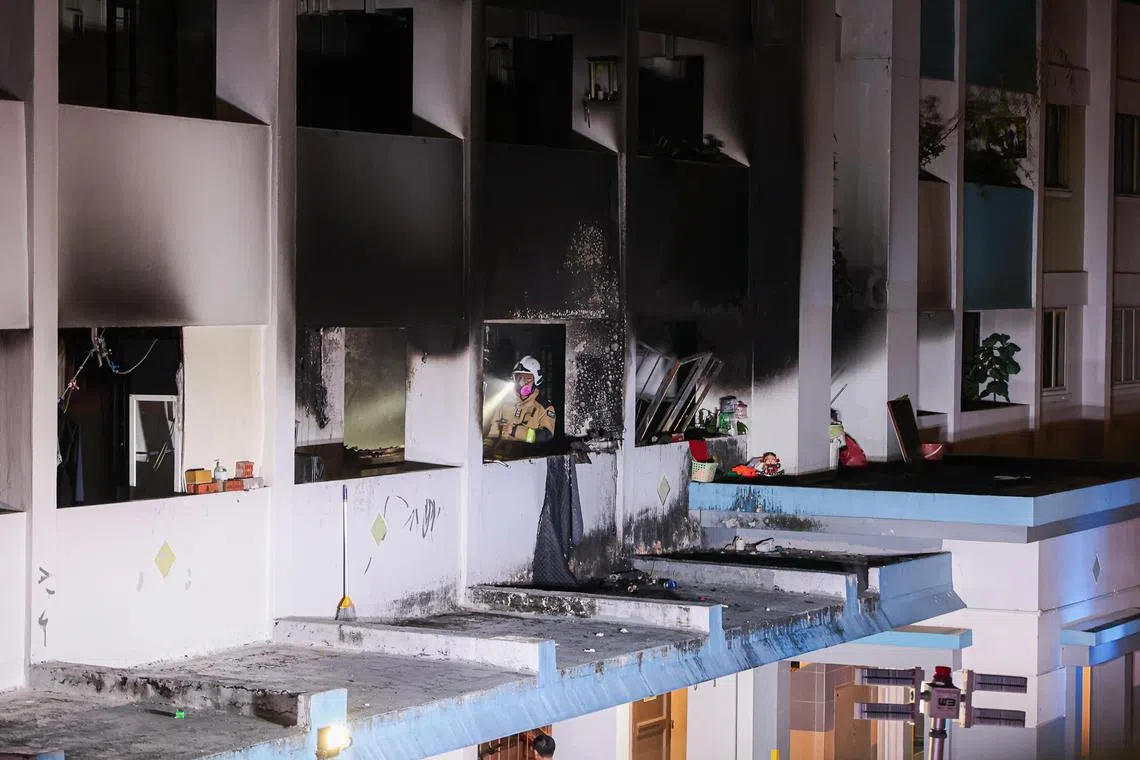 大火蔓延到组屋走廊，大片外墙严重熏黑。（李冠卫摄）