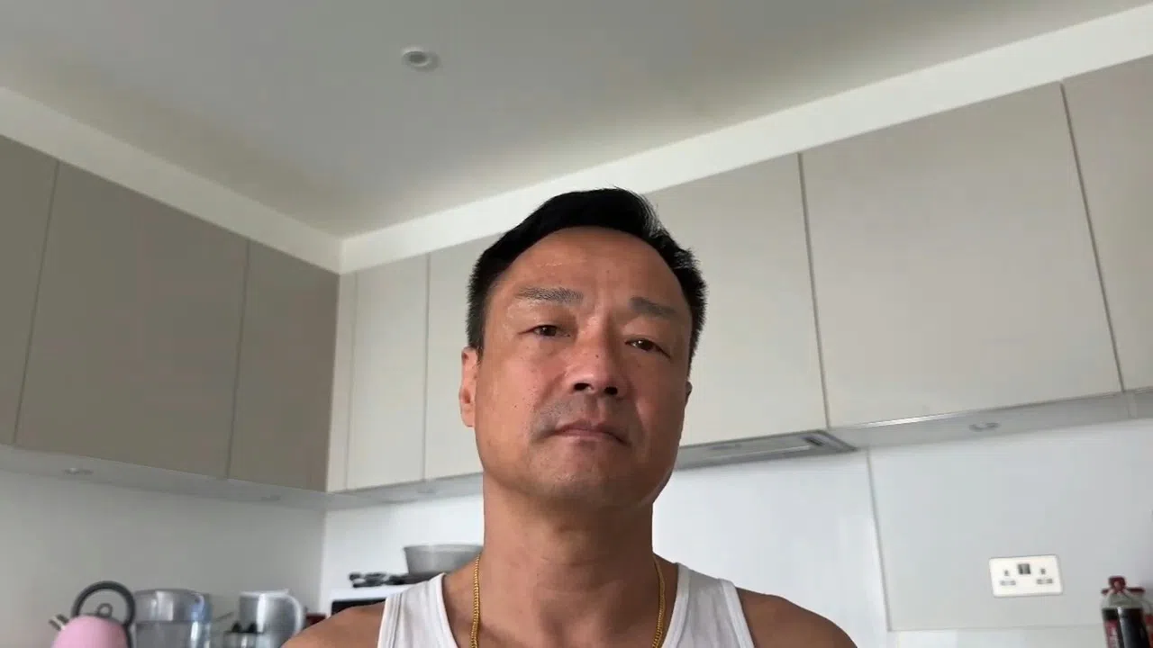 王喜说他的台湾居留证于9月24日到期，跟踪他的人是为了防止他离开台湾。（互联网）