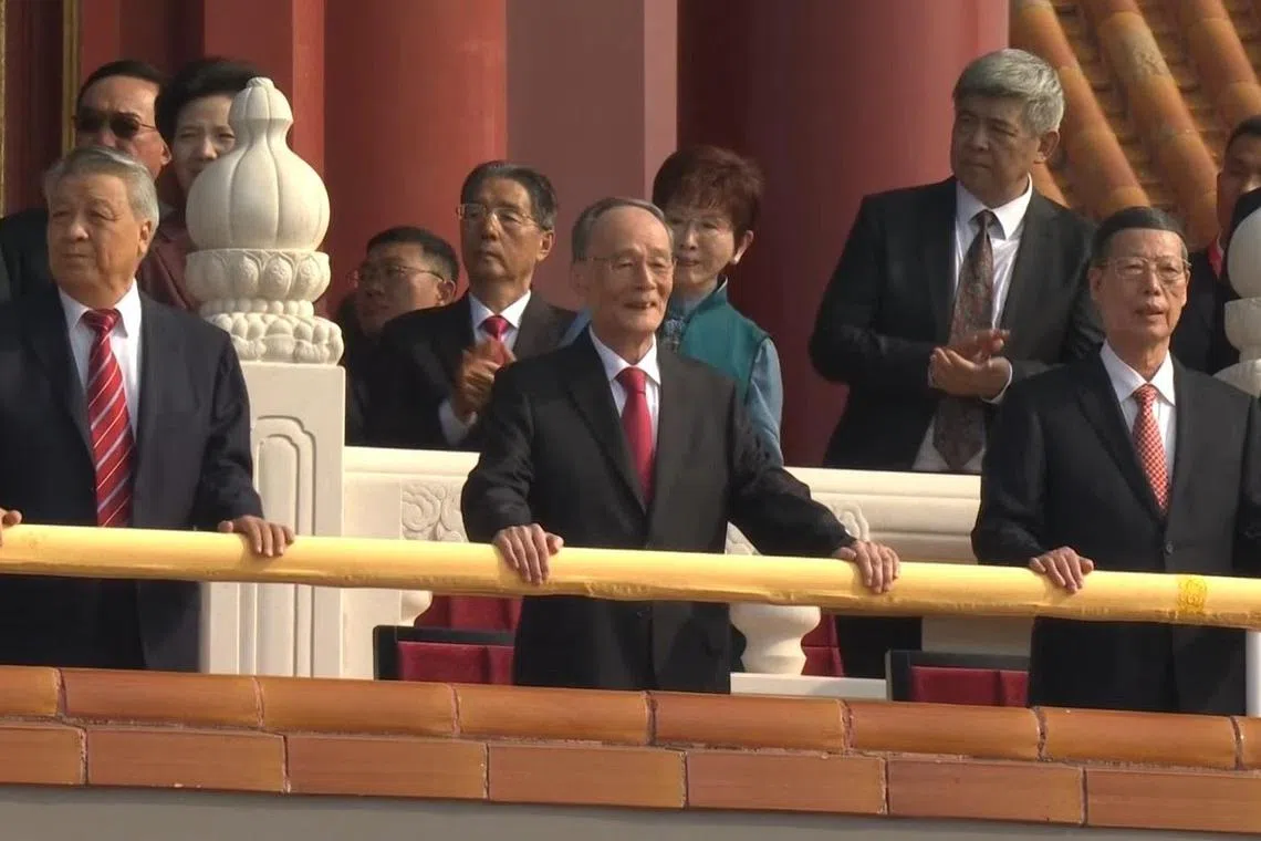 国民党前主席洪秀柱（后排右二）9月3日出席大陆九三阅兵，并在阅兵正式开场时，被拍摄到位子就在中共元老后一排。前排左起是中共中央书记处前书记刘云山、中国前国家副主席王岐山，以及前副总理张高丽。（视频截图）