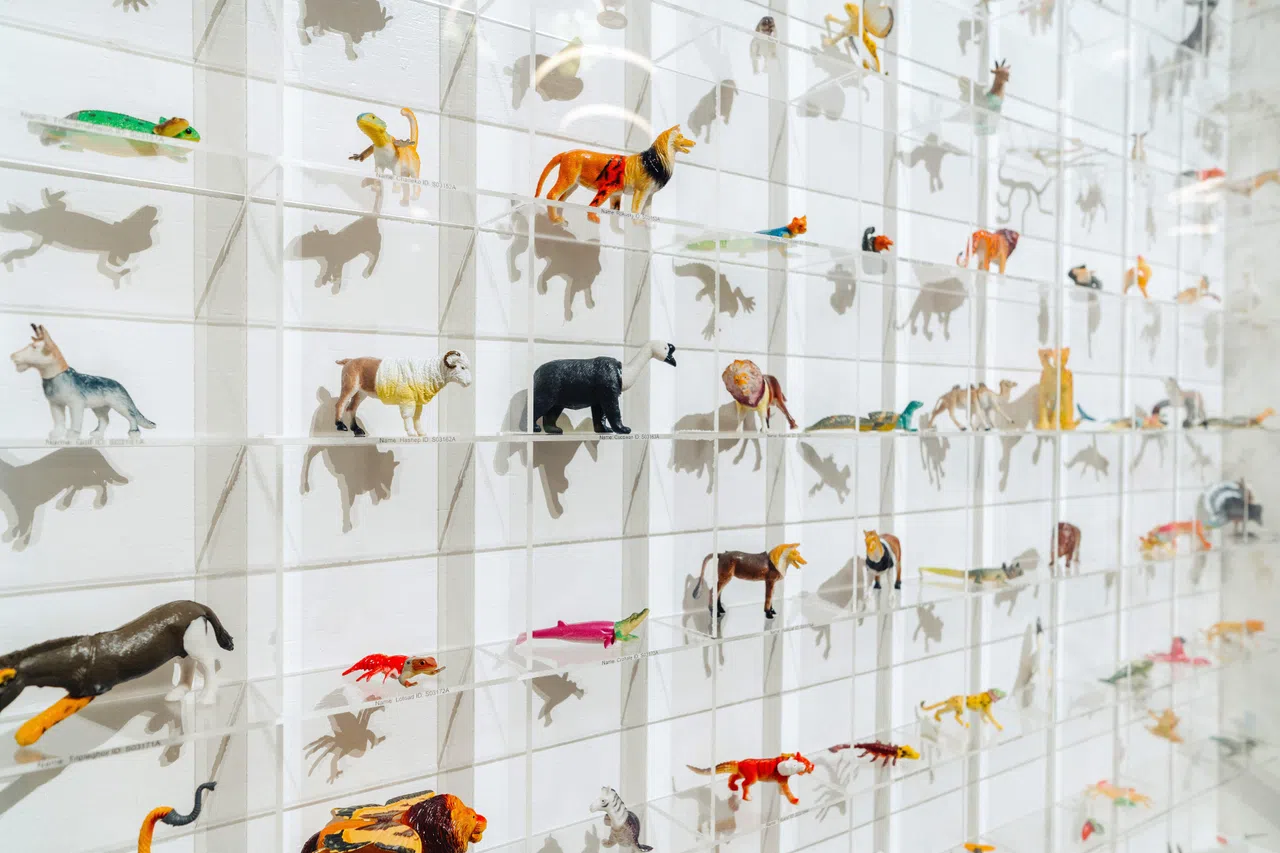 陈建伟在新加坡美术馆The Learning Gallery展出雕塑装置《动物轮盘》（2005）。（新加坡美术馆提供）