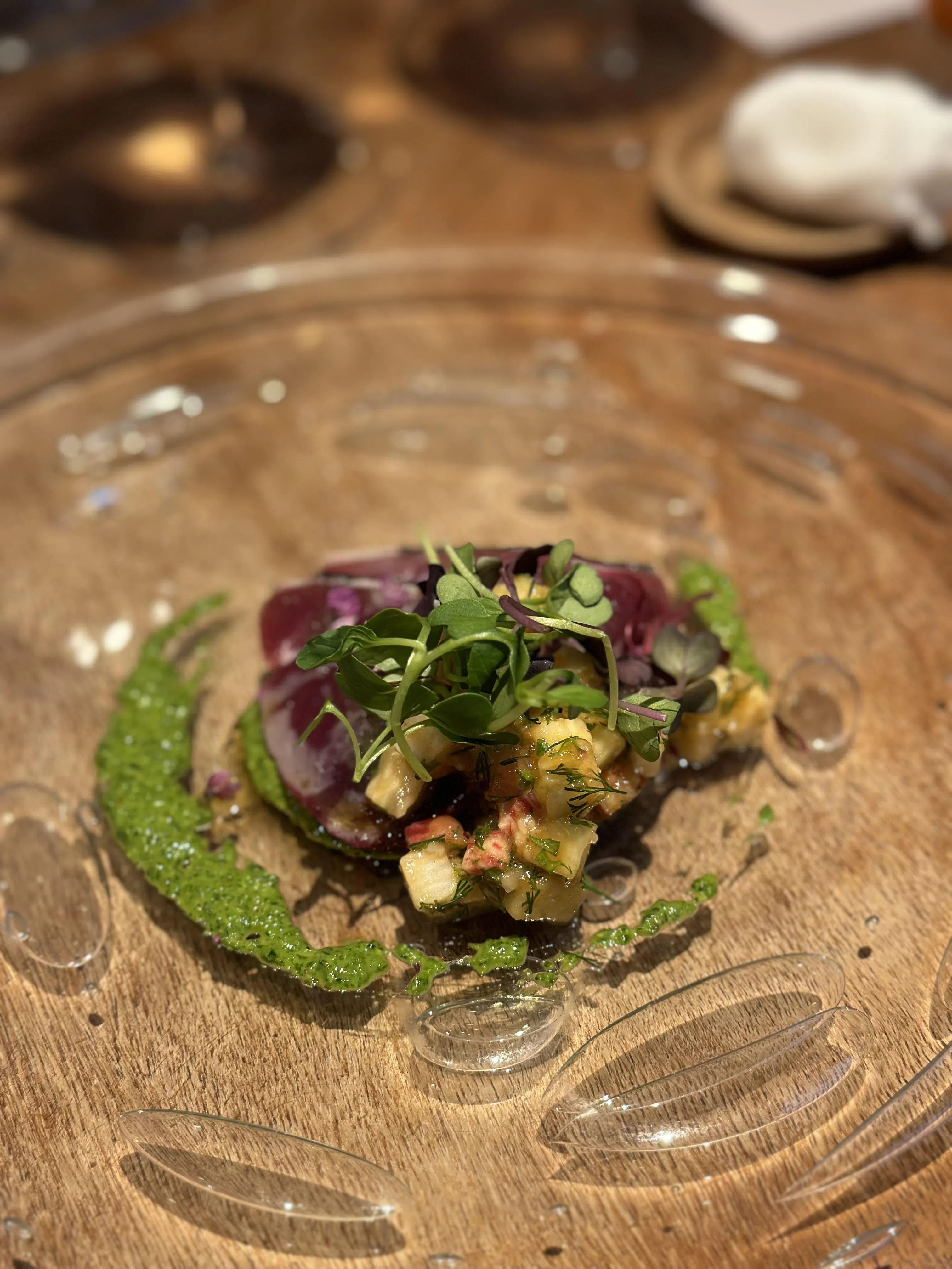 鲣鱼经过微微炙烧，外层微焦，内里保持鲜嫩，凸显鱼肉天然风味。（叶晓虹摄）