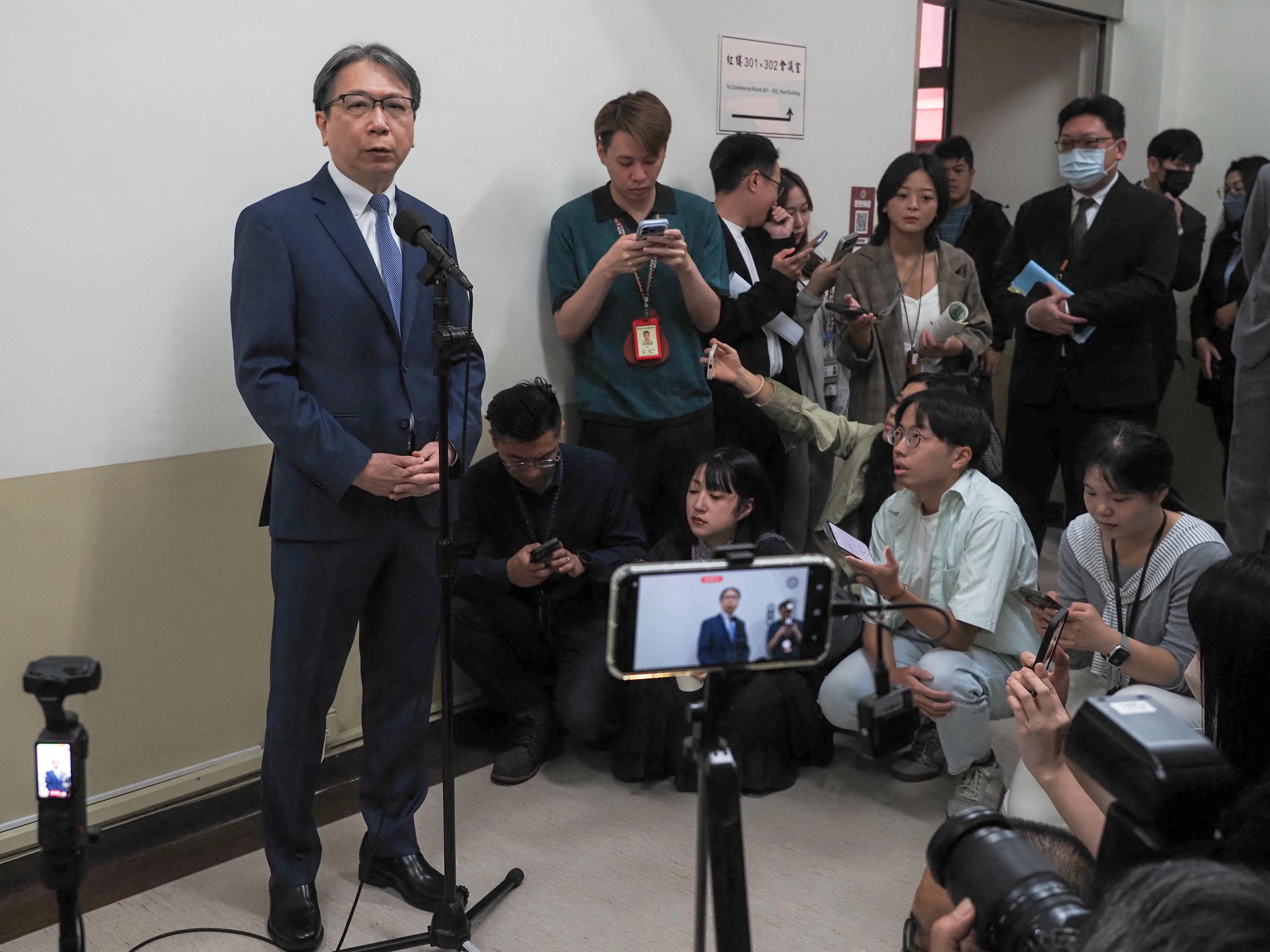 台湾国安局长蔡明彦10月22日在立法院会见媒体。（路透社）