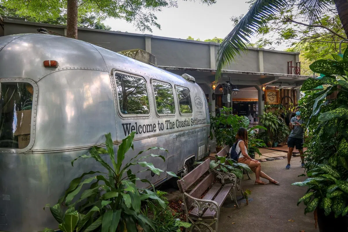 这家餐馆从室内到室外处处都是打卡点，经典的椰浆饭是必点菜色，到访一定要好好打卡！（摄影 / 叶振忠）