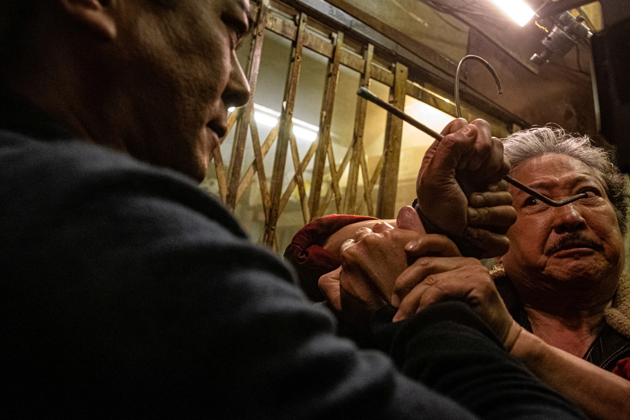 洪金宝（右）和古天乐在《九龙城寨》有不少打斗场面。（邵氏机构提供）