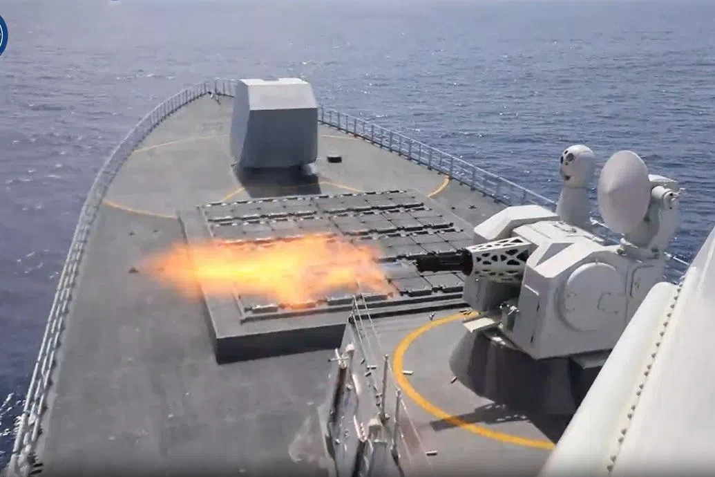 中国人民解放军南部战区星期五（4月24日）通报，战区近期组织107编队在菲律宾吕宋岛以东海域开展演训活动，演练项目包括实弹射击、海空协同等。（南部战区微信公众号）