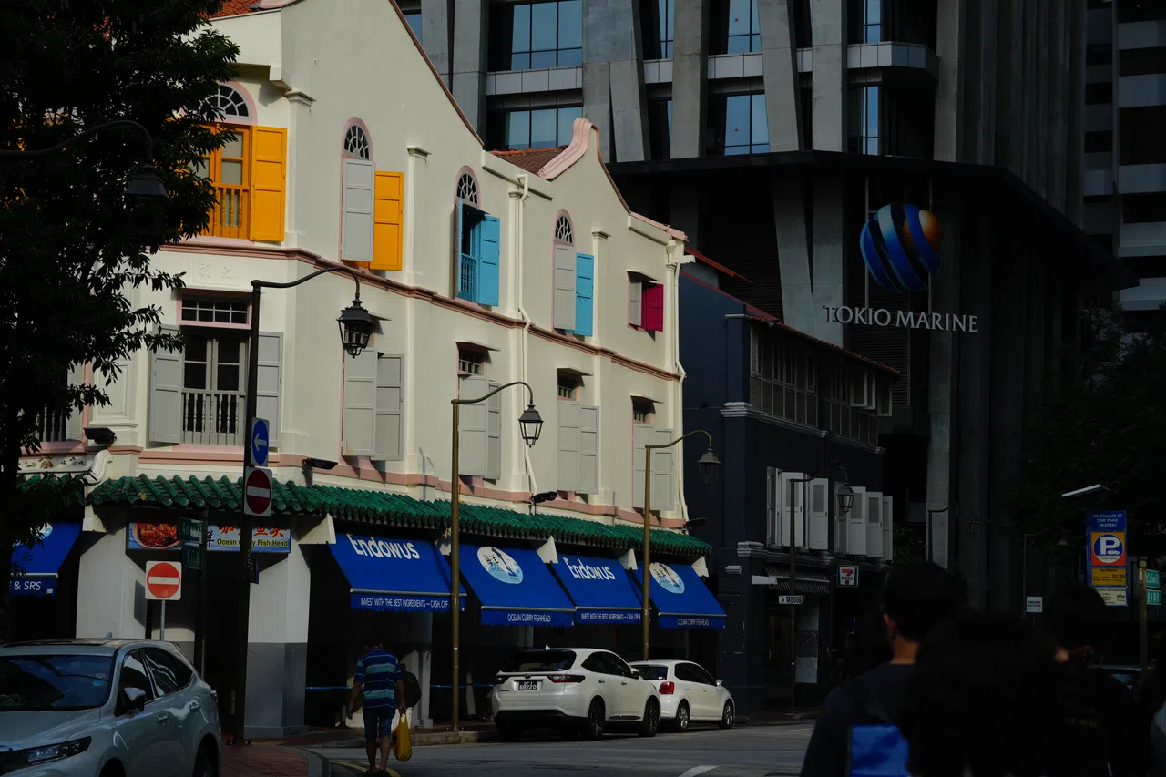 经过岁月洗礼，具历史性的店屋和商业楼依附在一起，构成独特的风景。（联合学生通讯员江奕莹摄）