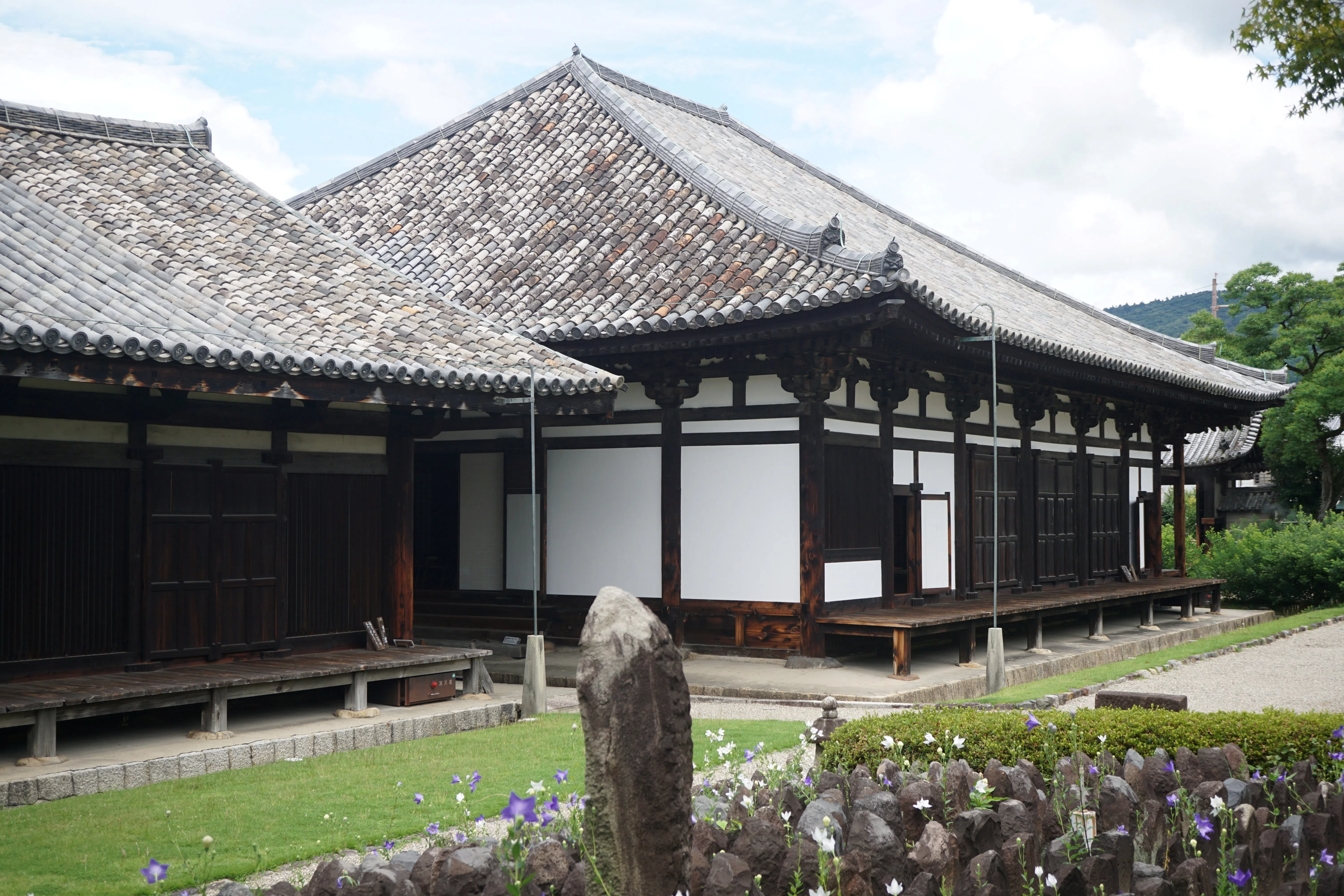 Ancient tiles transferred from Asukadera Temple remain on Gangoji Temple’s roof.（Photo: Ye Huanling）