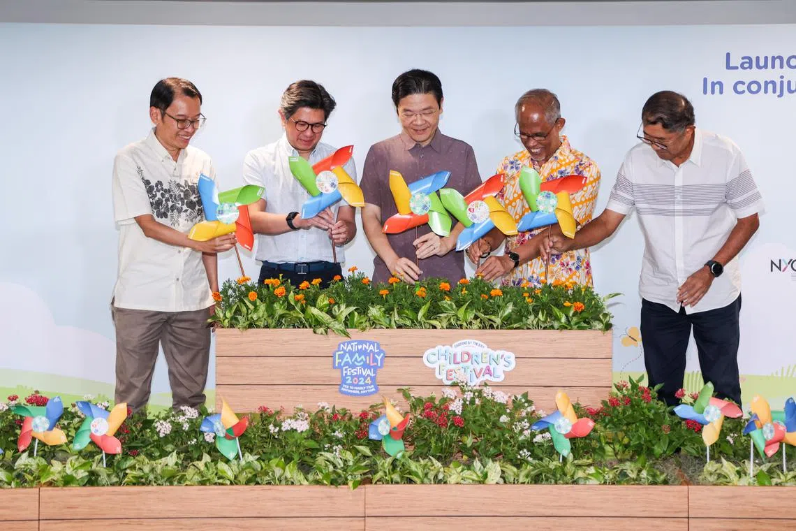总理兼财政部长黄循财（中）星期六下午在滨海湾花园为全国家庭节主持开幕仪式，出席者包括滨海湾花园局长罗志威（左起）、凝聚家庭理事会委员会成员麦友仁（Keith Magnus）、社会及家庭发展部长兼卫生部第二部长马善高，以及滨海湾花园主席严昌明。五人手上风车的配件来自全国家庭节手工工具包，学前教育中心的孩童将获赠工具包，家长可以跟孩子一起动手制作风车，促进亲子关系。（白艳琳摄）