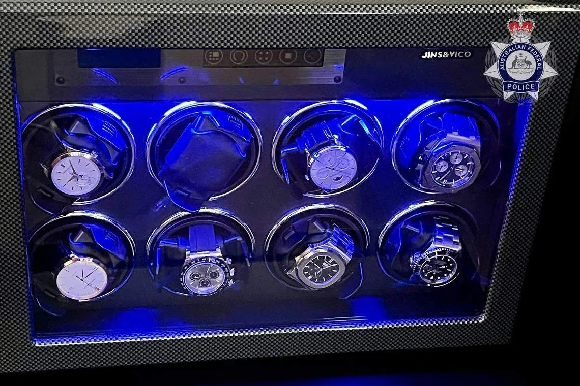 警方在“长江”洗钱团伙位于墨尔本的一个窝点内，查获一箱价格不菲的名牌腕表。（路透社）