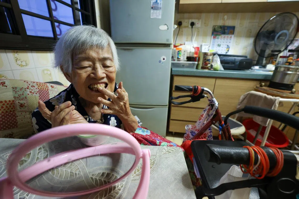 王克芳虽双脚无力，但能自己梳洗。（邝启聪摄）