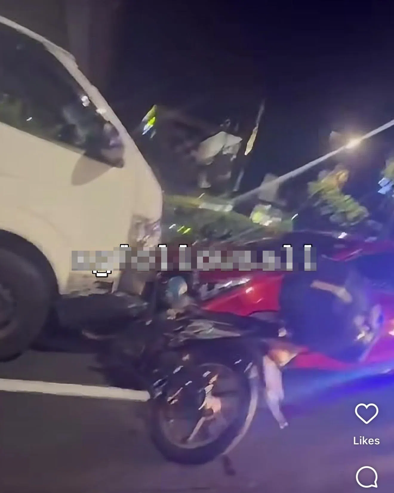 涉及车祸的电单车被“夹”在货车和一辆汽车中，但相信骑士没有大碍。（Instagram截图）