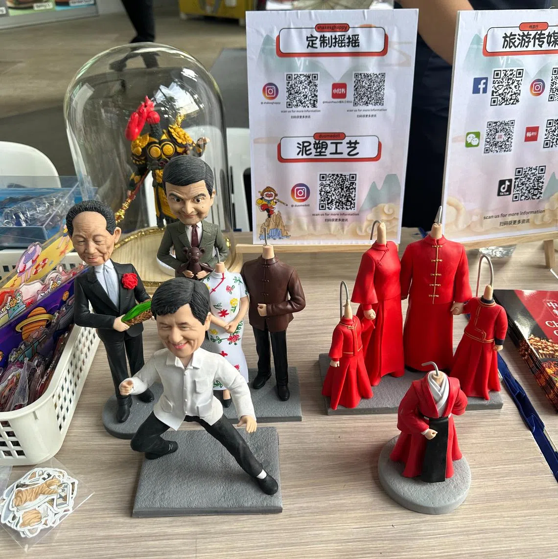 “泥娃娃”展示了成龙与憨豆先生等泥塑，栩栩如生。（李亦筠摄）