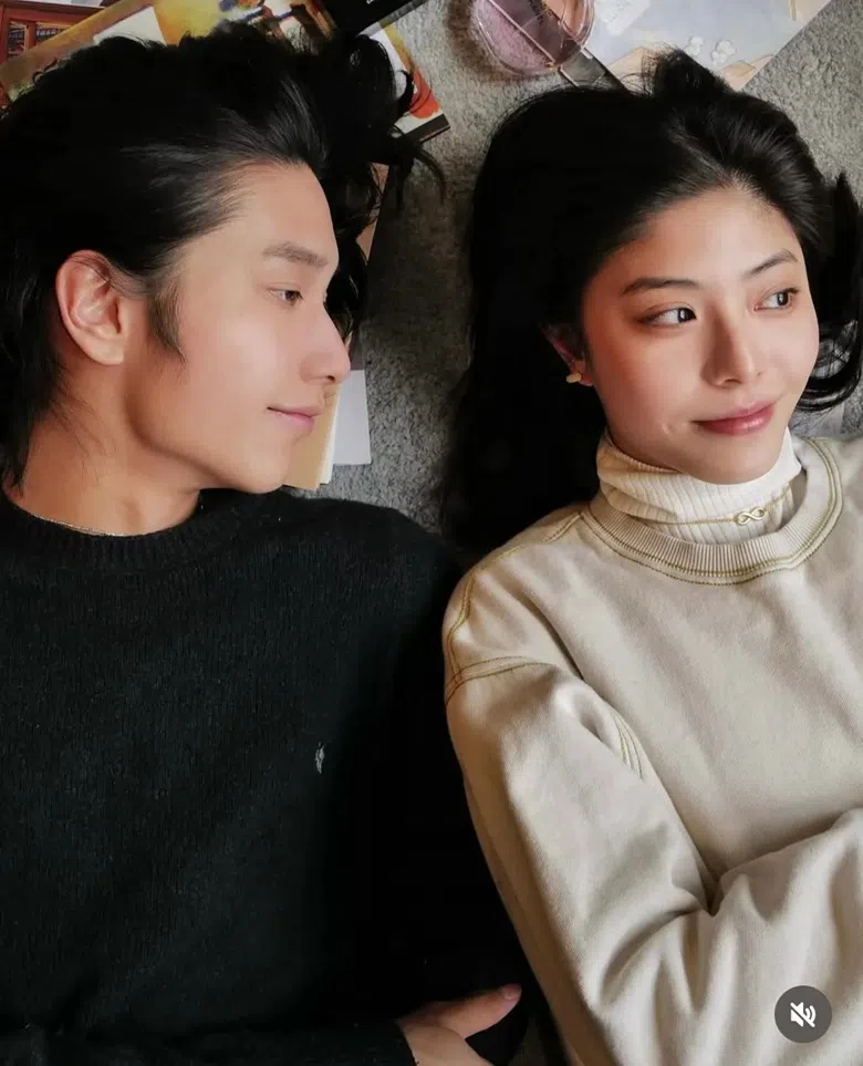 Ian（左）和网红若盈曾是知名的情侣档博主。（互联网）