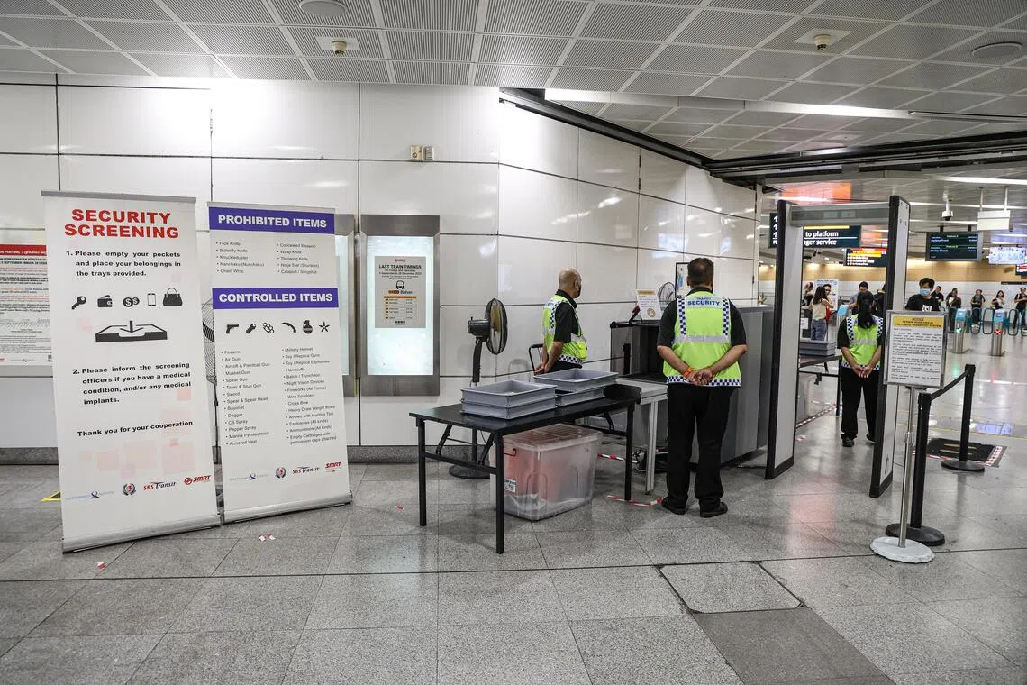 至今已有约60人在公共交通场所被发现涉及电子烟违规行为，超过九成是通过X光机和安检门查出。（关俊威摄）