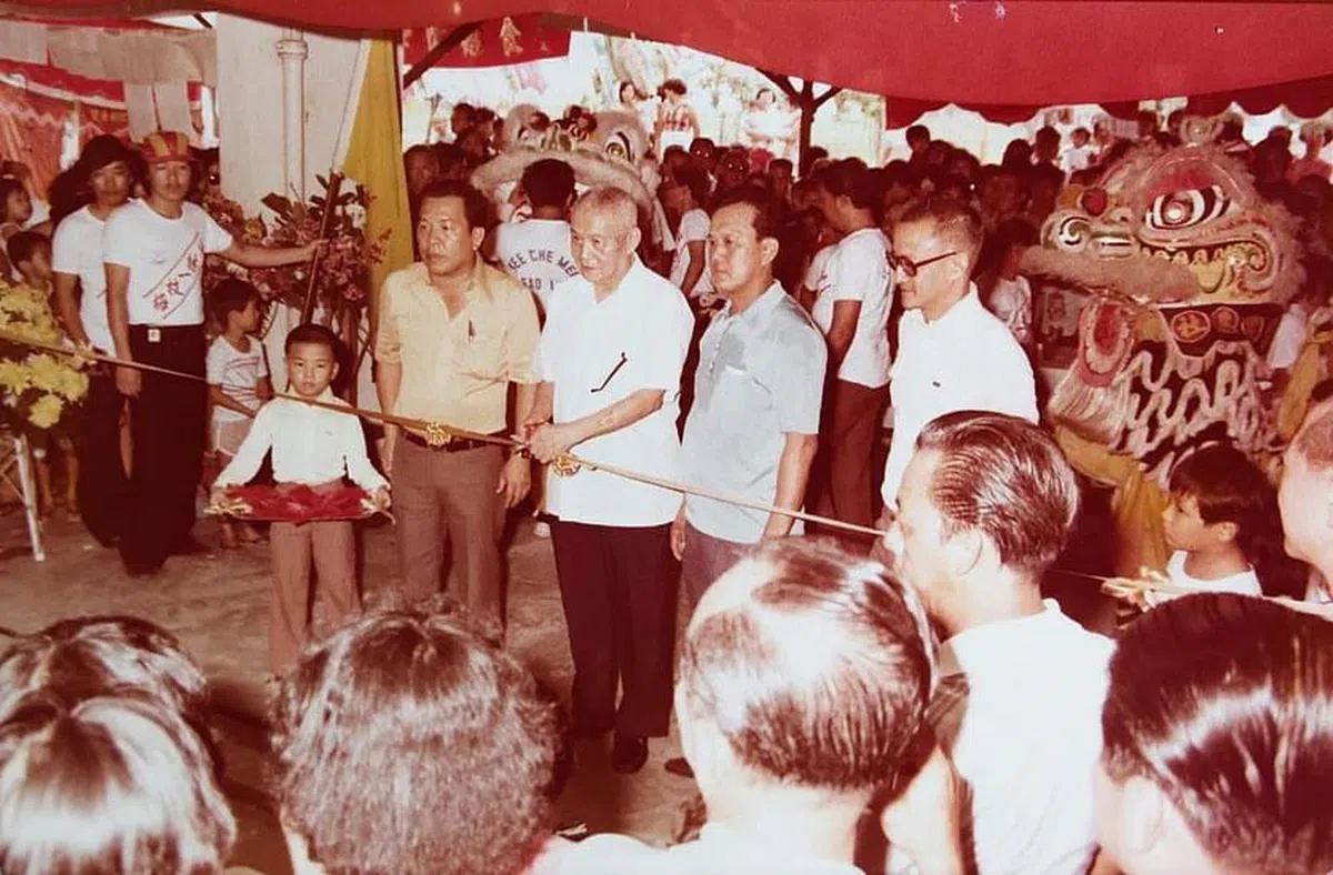 深利餐室开张剪彩，前排左一是儿时的蔡华春，左四是创办人蔡奇深。（受访者提供）