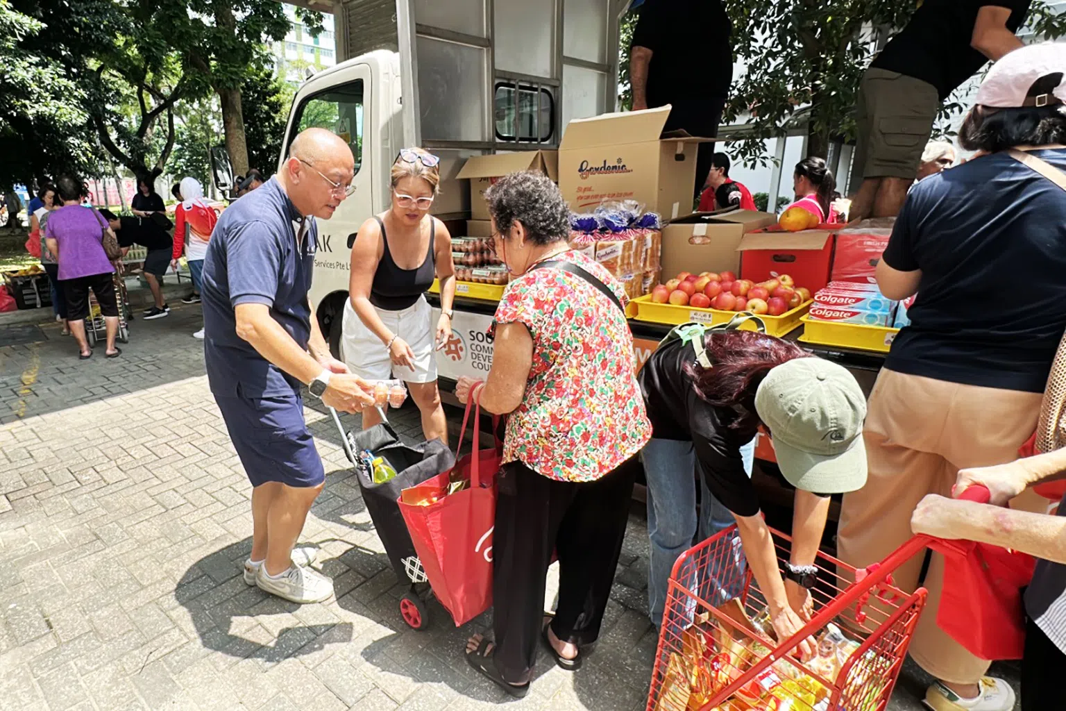 慈善机构“好人好事”把“流动杂货店”开到组屋区让受益人挑选。（受访者提供）