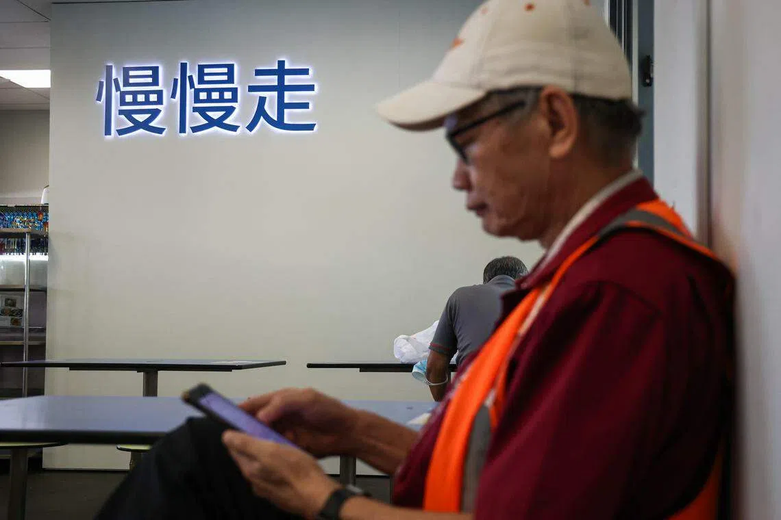 导演陈彬彬在全国交通工友联合会会所食堂的LED装置“慢慢走”。（李健玮摄）