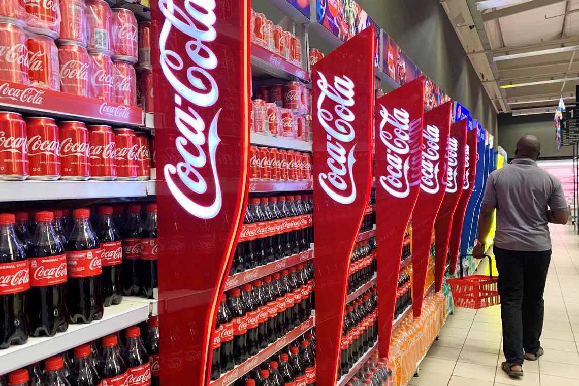 根据可口可乐截至今年9月底的第三季度业绩报告，该集团调整后的营业额是119亿5000万美元，与去年同期基本持平。（路透社）