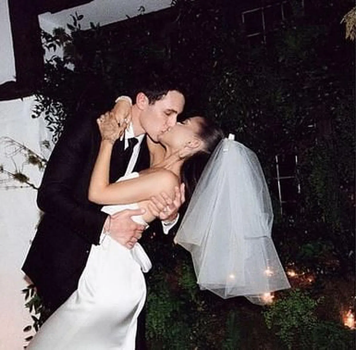 Ariana Grande（右）和Dalton Gomez的婚纱照，浪漫动人。（IG） 