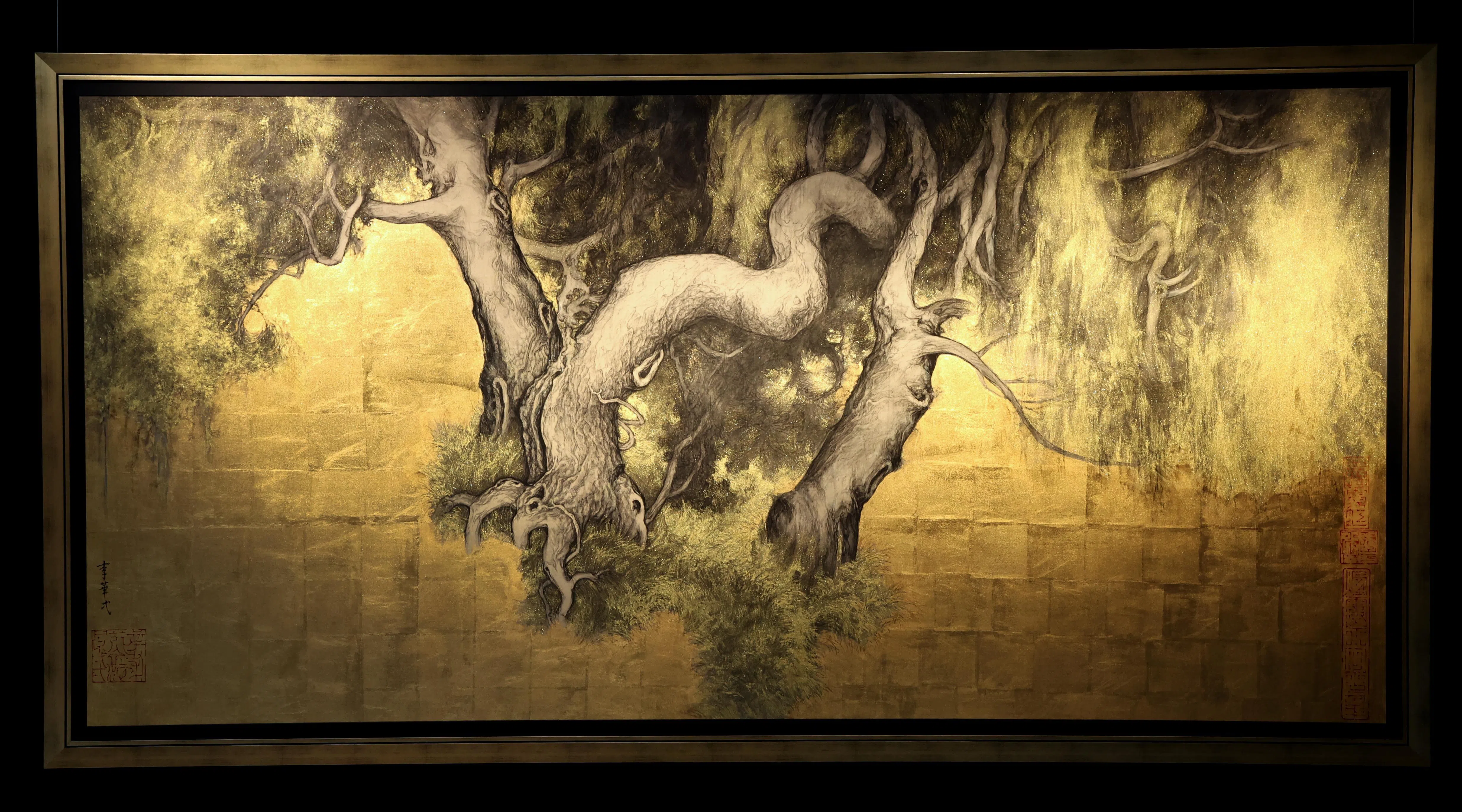 李华弌的金箔绢本水墨画《古柏鎏光》（2021）。（周国威摄）