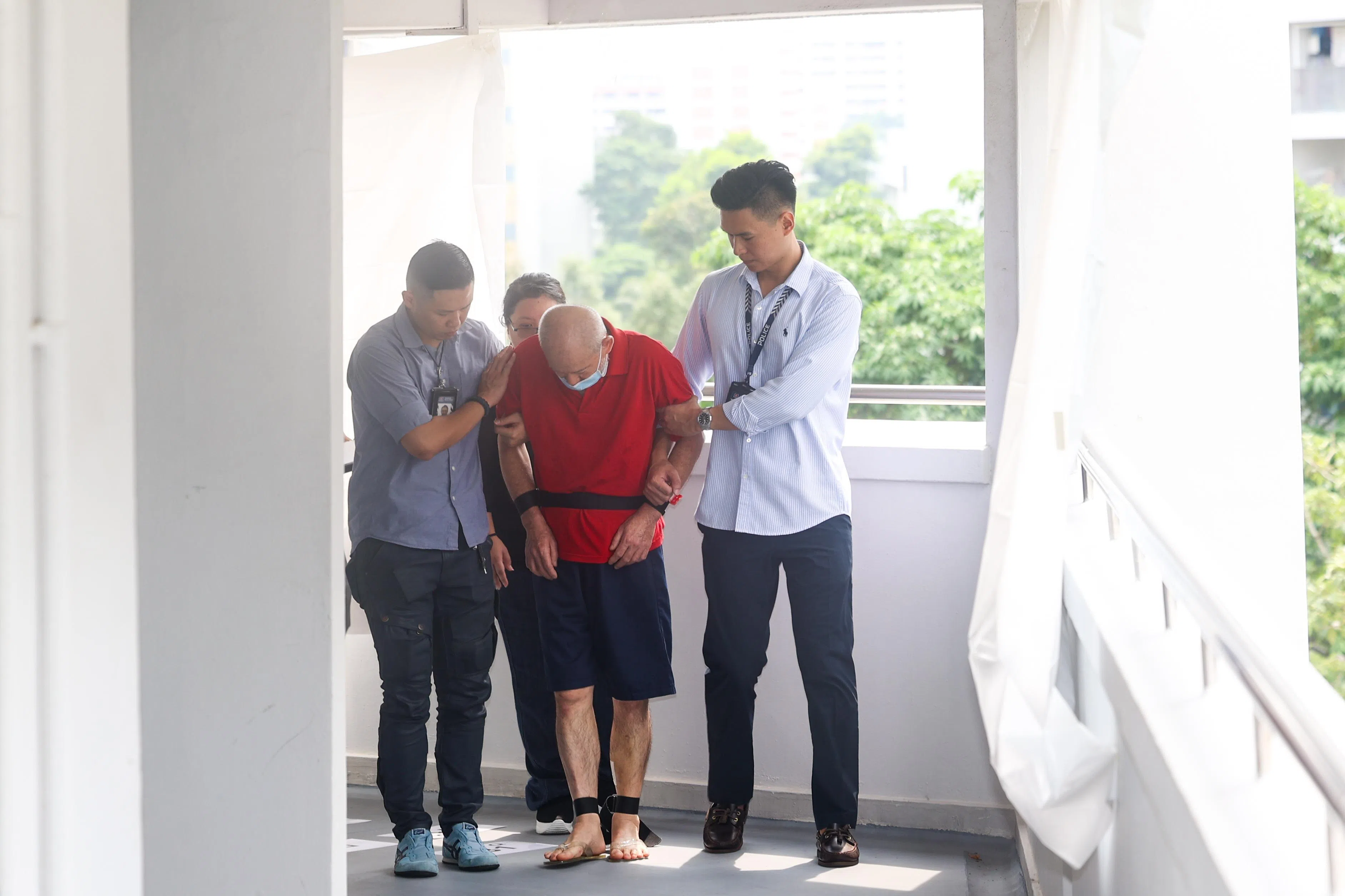 在五楼待了约一小时后，被告被带上六楼案发现场。（吴先邦摄）