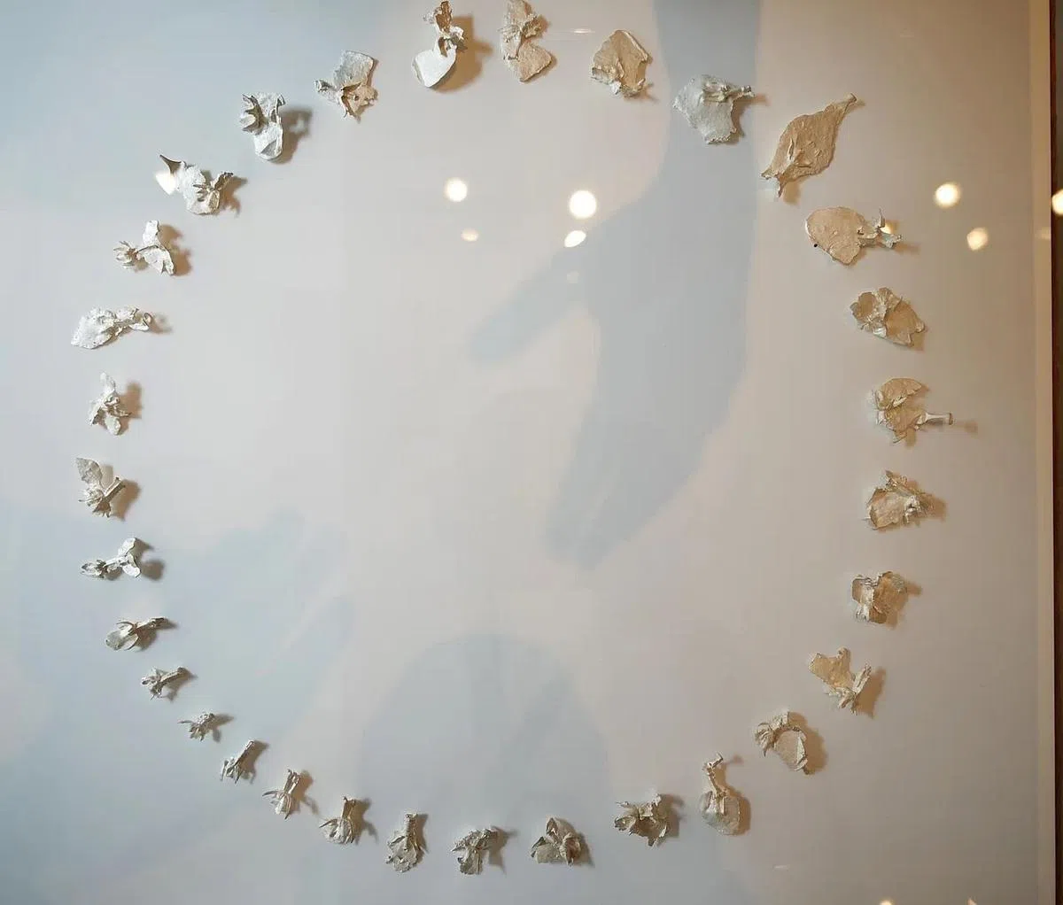 李可馨根据月相把银饰顺时钟摆成一个圆圈，从最小到最大又到最小，象征生命的周而复始。（谢智扬摄）