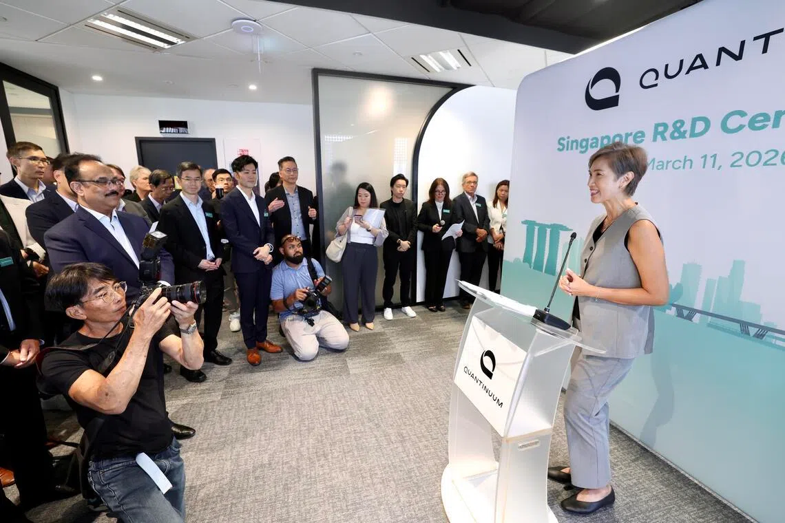 数码发展及新闻部长杨莉明（右）星期三（3月11日）出席Quantinuum新研发中心的开幕仪式时说，新加坡在发展量子科技与应用时，可充分发挥在金融、物流和制药等潜在应用领域的既有优势。　（陈斌勤摄）