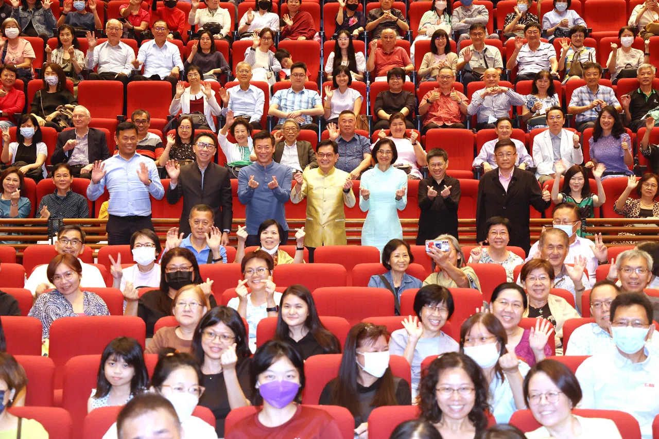 副总理兼经济政策统筹部长王瑞杰（站者右四）与夫人章慧霓（右三）在《联合早报》执行总编辑韩咏梅（右二）、《联合早报》总编辑吴新迪（左三）、新加坡华乐团董事主席吴绍均（左二）、华乐团行政总监何伟山（左一）以及秋斋艺术基金会主人曾国和（右一）的陪同下，与读者一起观赏精彩的华乐表演。（邝启聪摄）