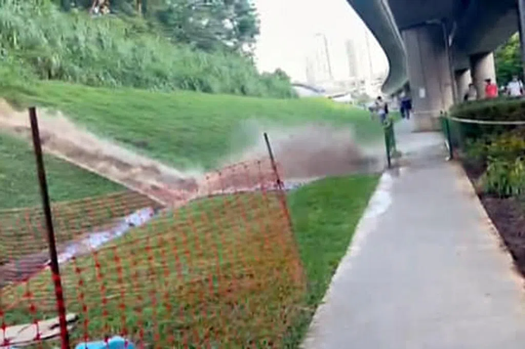 公园局：武吉巴督市镇公园土壤松软引发泥水急冲下坡