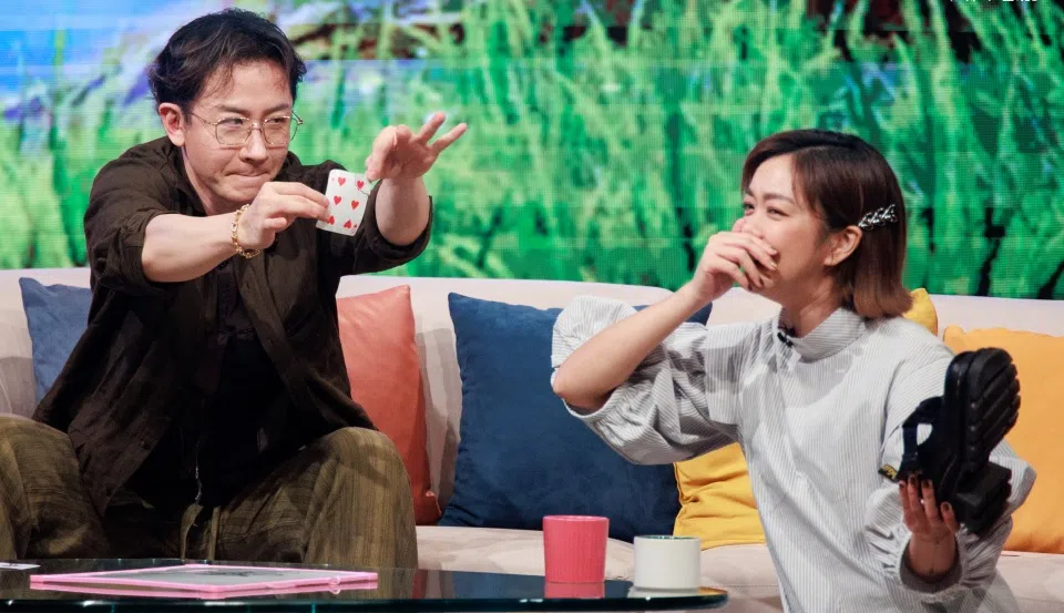 刘谦（左）在节目中表演魔术，主持人李霈瑜看得目瞪口呆。（互联网）