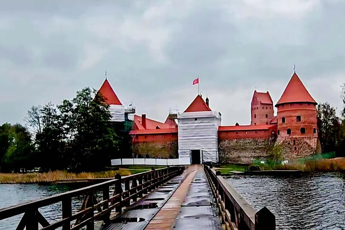 特拉凯城堡静立于加尔韦湖小岛。（克桑摄）