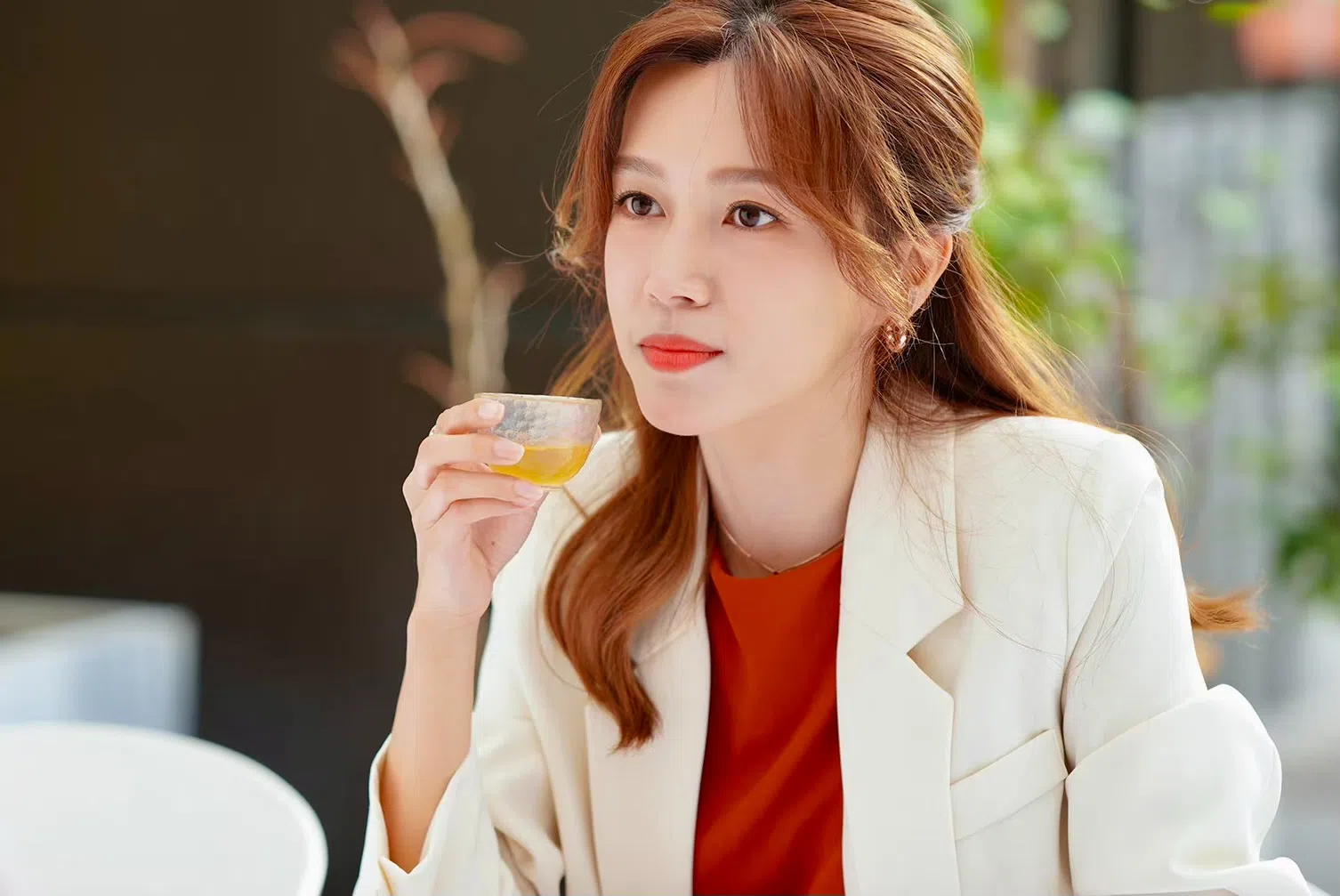 傅嘉莉饰演的吴舒婷在丈夫去世之后，带着儿子搬到井浩然（袁伟豪饰）的家住，两人将有一段似有若无的关系。（互联网）