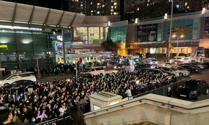 演唱会结束后，许多粉丝聚集在会场后门希望和歌神见上一面。（互联网）