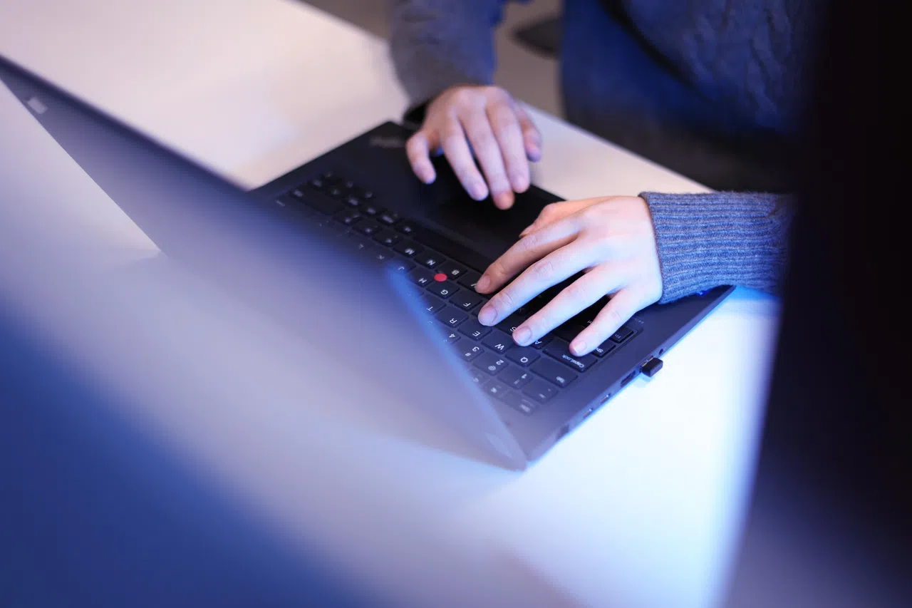 如果在选举期间传播损害公共利益的虚假信息，政府可以援引防止网络假信息和网络操纵法令（POFMA）发出更正指令，发布正确事实。（ 王彦燕摄）