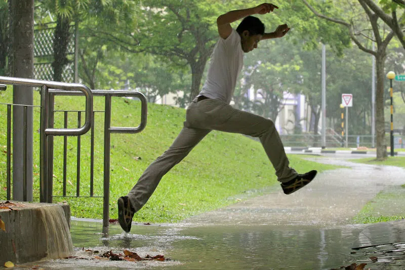 雨天出门，路上积水湿滑，鞋袜也容易弄湿，影响足部健康。（档案照）