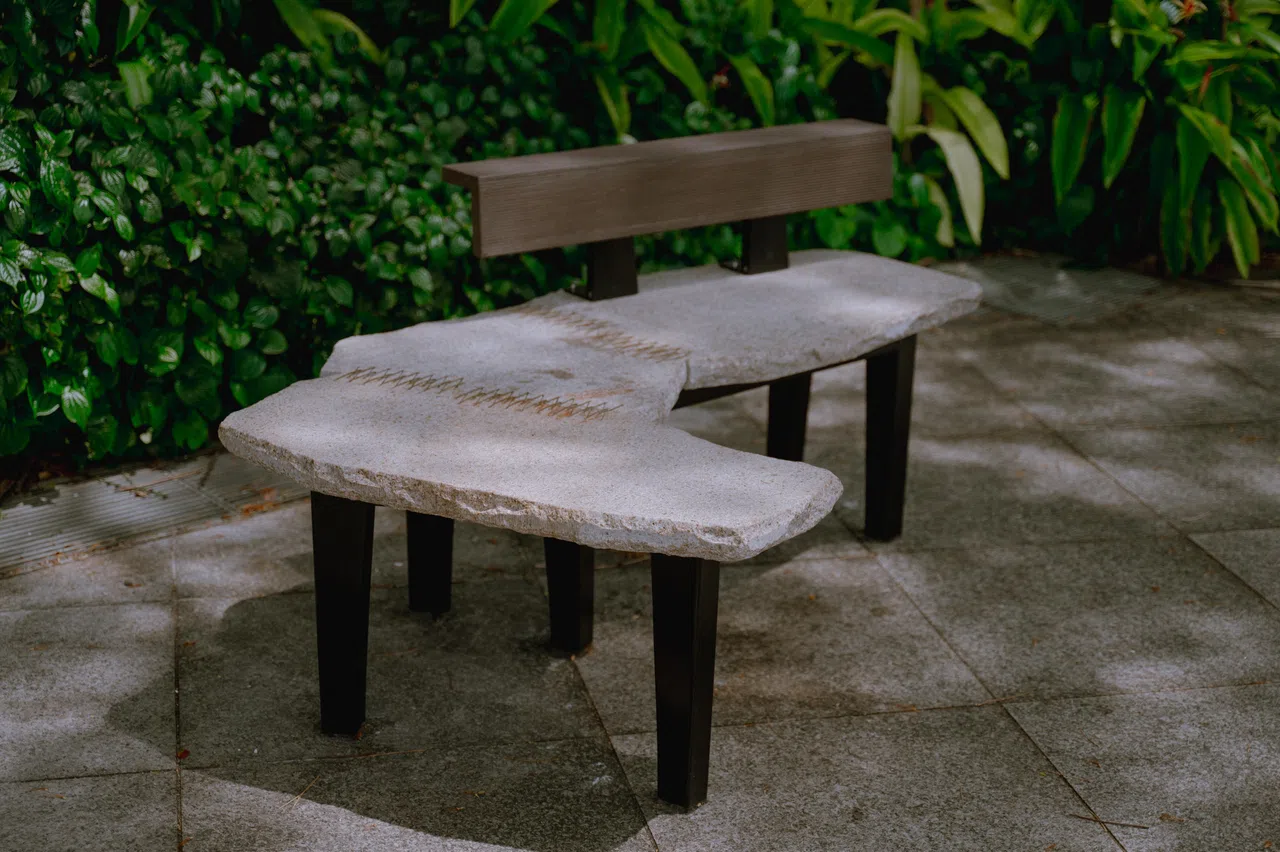 启发自日本金缮工艺，杨劼用黄铜订书钉，将破损的石头碎片缝合。（艺术之家提供）