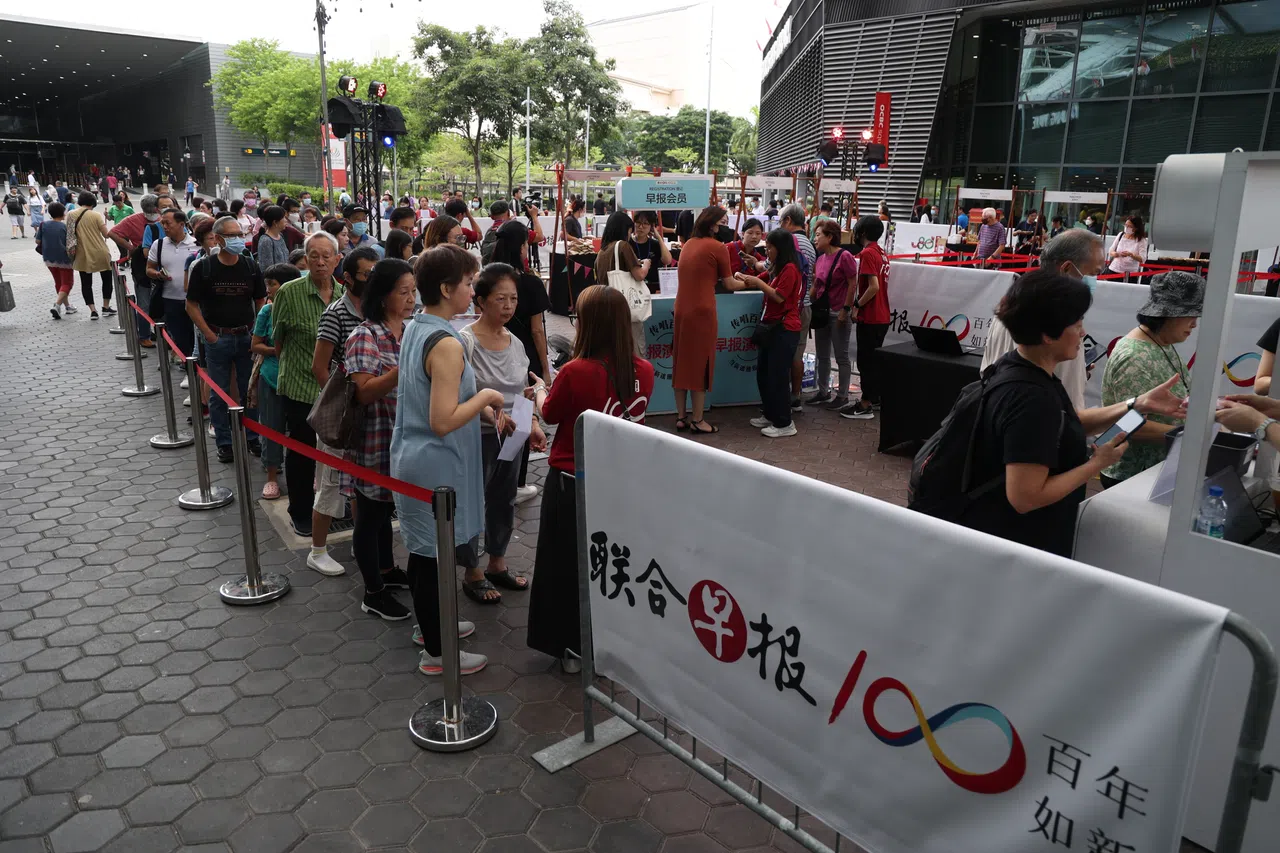 演唱会开始前的两个半小时，新加坡体育城华侨银行广场外就已开始排起了人龙。（关俊威摄）