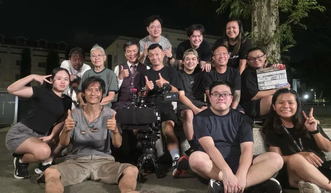 谢韶光在IG贴出与《你好，再见》剧组幕后工作人员的合照。（取自谢韶光IG）